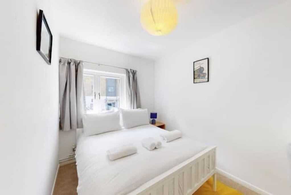4 Bedroom Family On Piccadilly Line Ferienhaus London