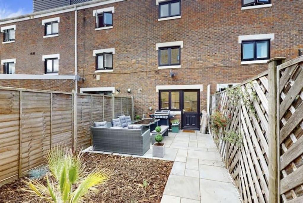 4 Bedroom Family On Piccadilly Line Ferienhaus London