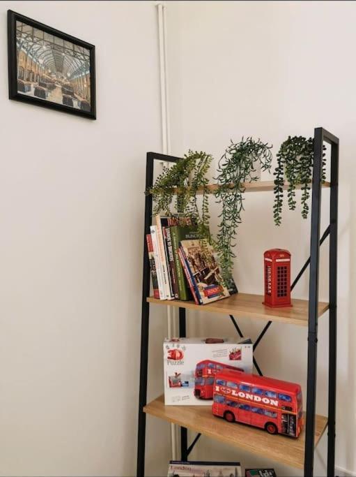 4 Bedroom Family On Piccadilly Line Ferienhaus London
