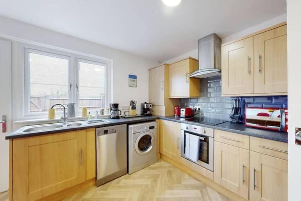 4 Bedroom Family On Piccadilly Line Ferienhaus